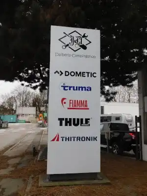 Marken in unserem Campingshop Weißer Pylon mit den Logos von Dometic, truma, Fiamma, Thule, Thetronic und von der Johann Daiberl GmbH